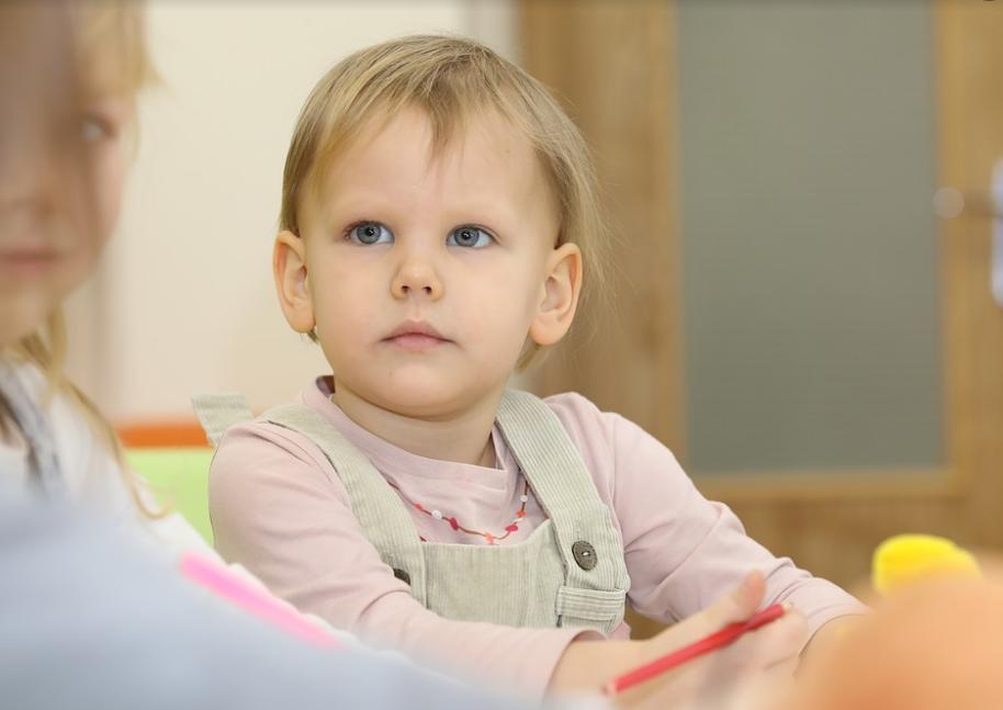 宝宝不爱睡午觉求指点,孩子不愿意午睡家长应如何引导