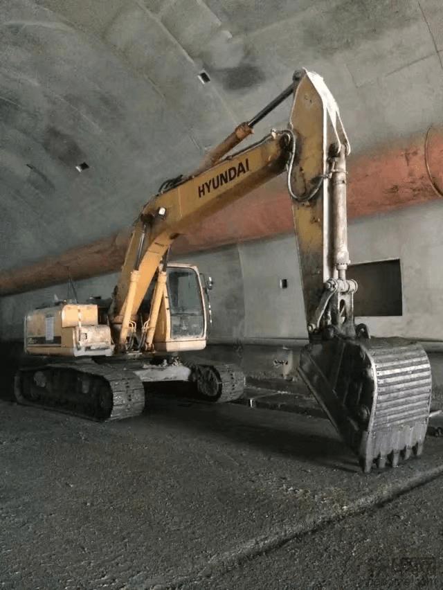 一台挖掘机,70年代的老挖掘机