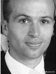 他是花花公子，是伦敦夜总会里最受欢迎的人，但他却是一个克格勃