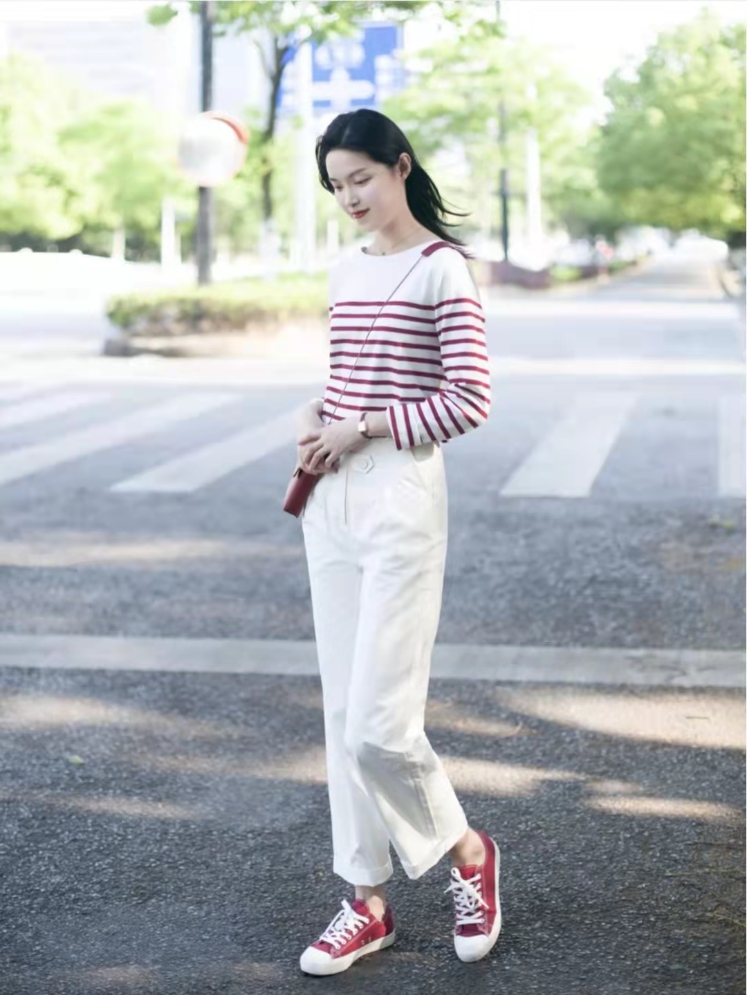 秋天白色裤子配什么颜色上衣好看