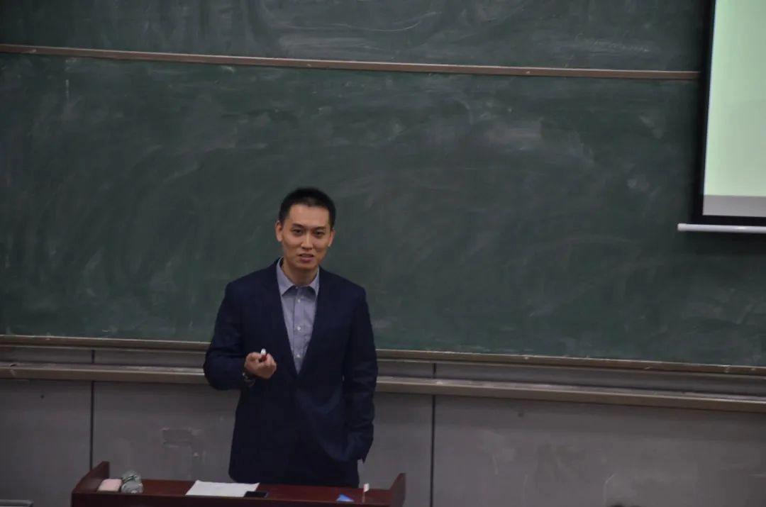 他是青岛大学帅气的男神老师，是云课堂中“新晋网红”、人气主播