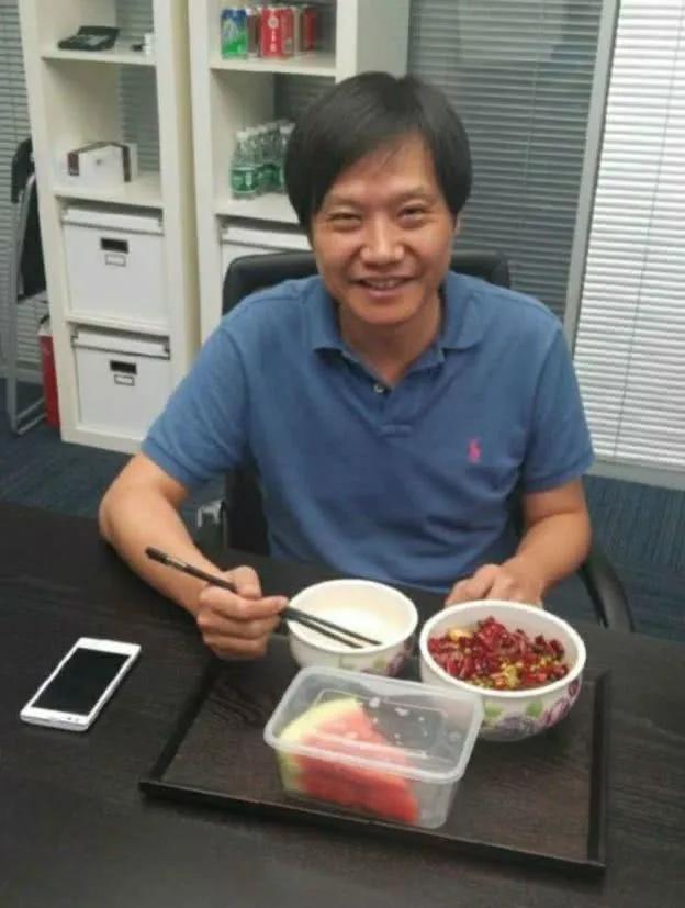 戴口罩直播一天卖300百万的雷军，像极了当初的李嘉诚。