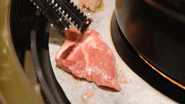 东莞首家火锅+烤肉一体涮就在万江家汇城，几百人排队等着吃