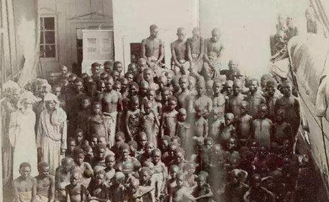 黑奴的海上悲惨生活:食物连猪食都不如,不愿吃就敲开嘴往里灌