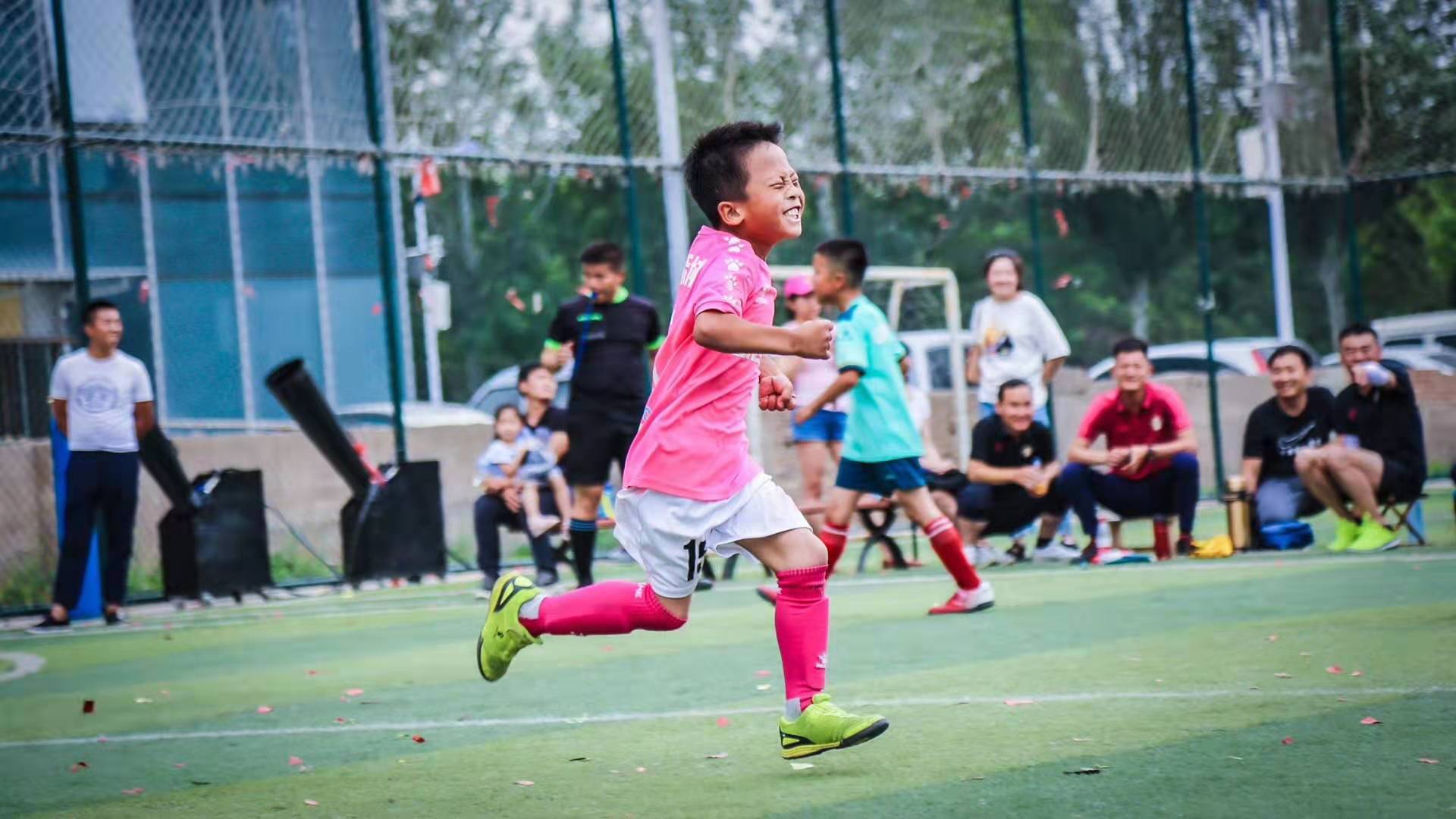 c罗年轻颠球,c罗获得小世界杯奖杯