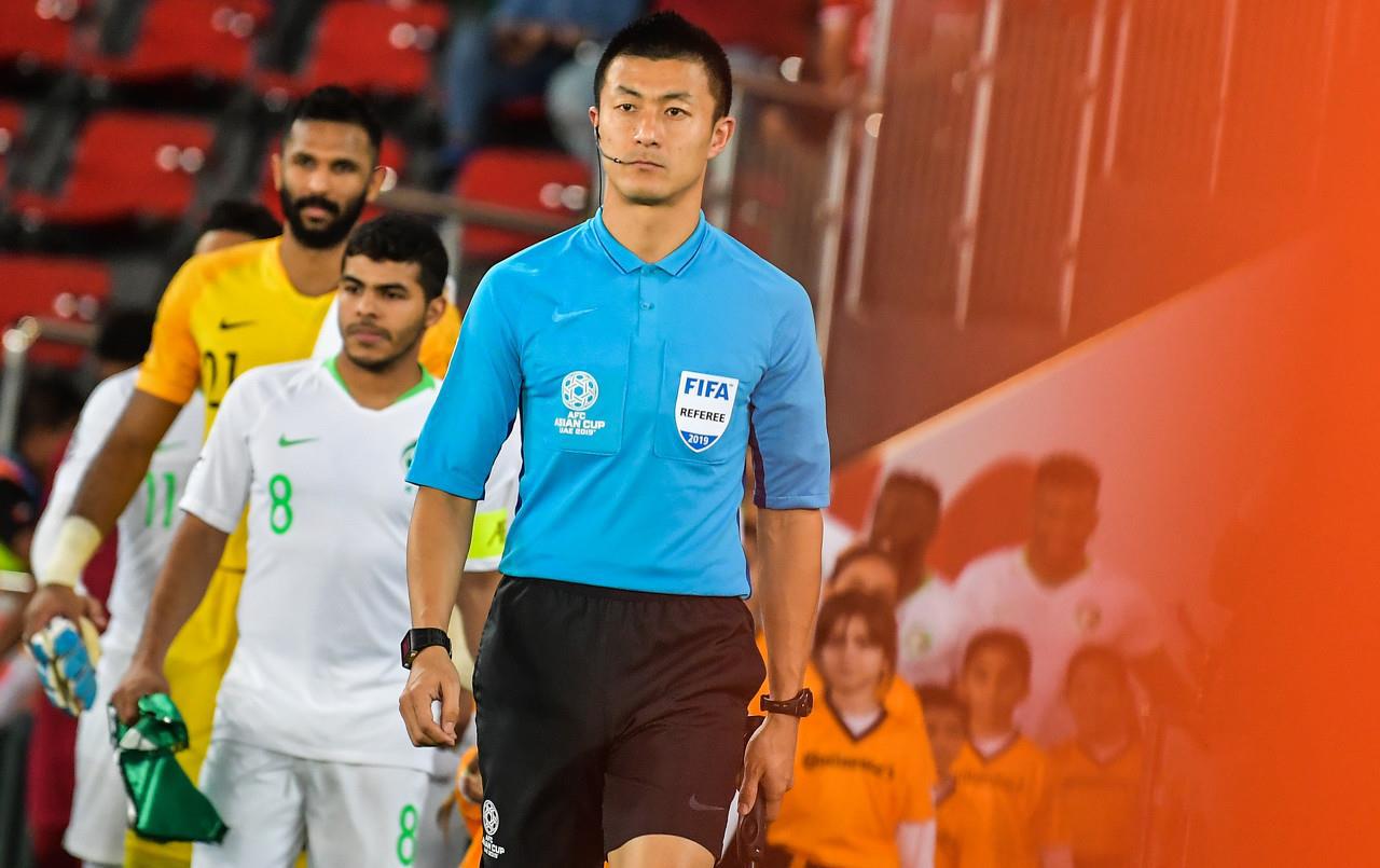 裁判，这球犯规吗？裁判反身一个字：滚！球迷：傅明何“复明”