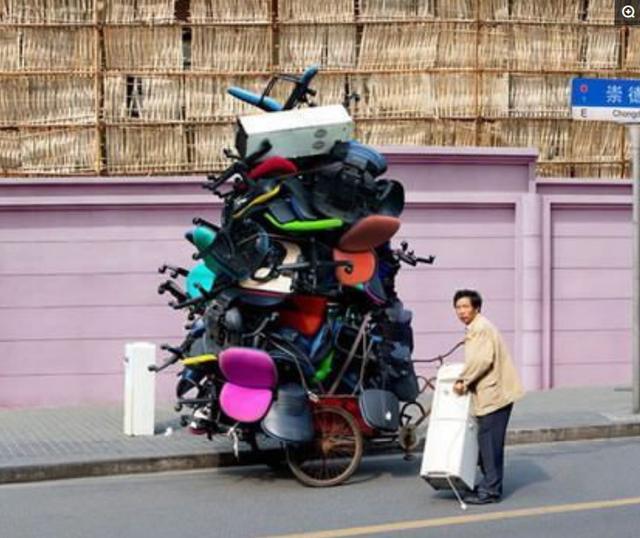 “兄弟睡觉压得胳膊都变色了，要不要叫醒他？”醒来一定很酸爽