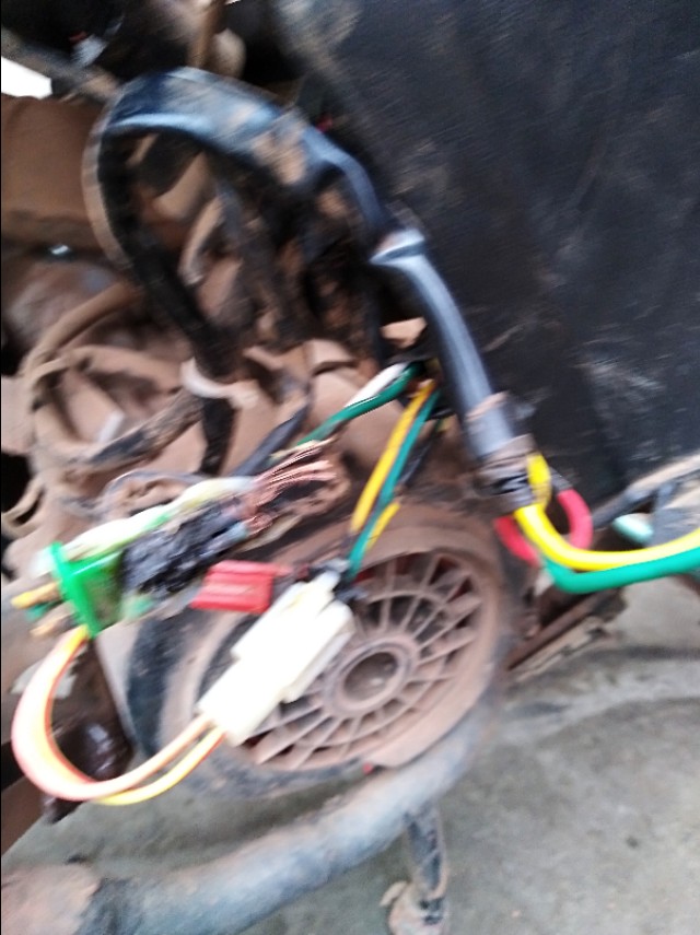 踏板摩托车给油突突突顿挫,踏板摩托车打着火冒黑烟怎么解决