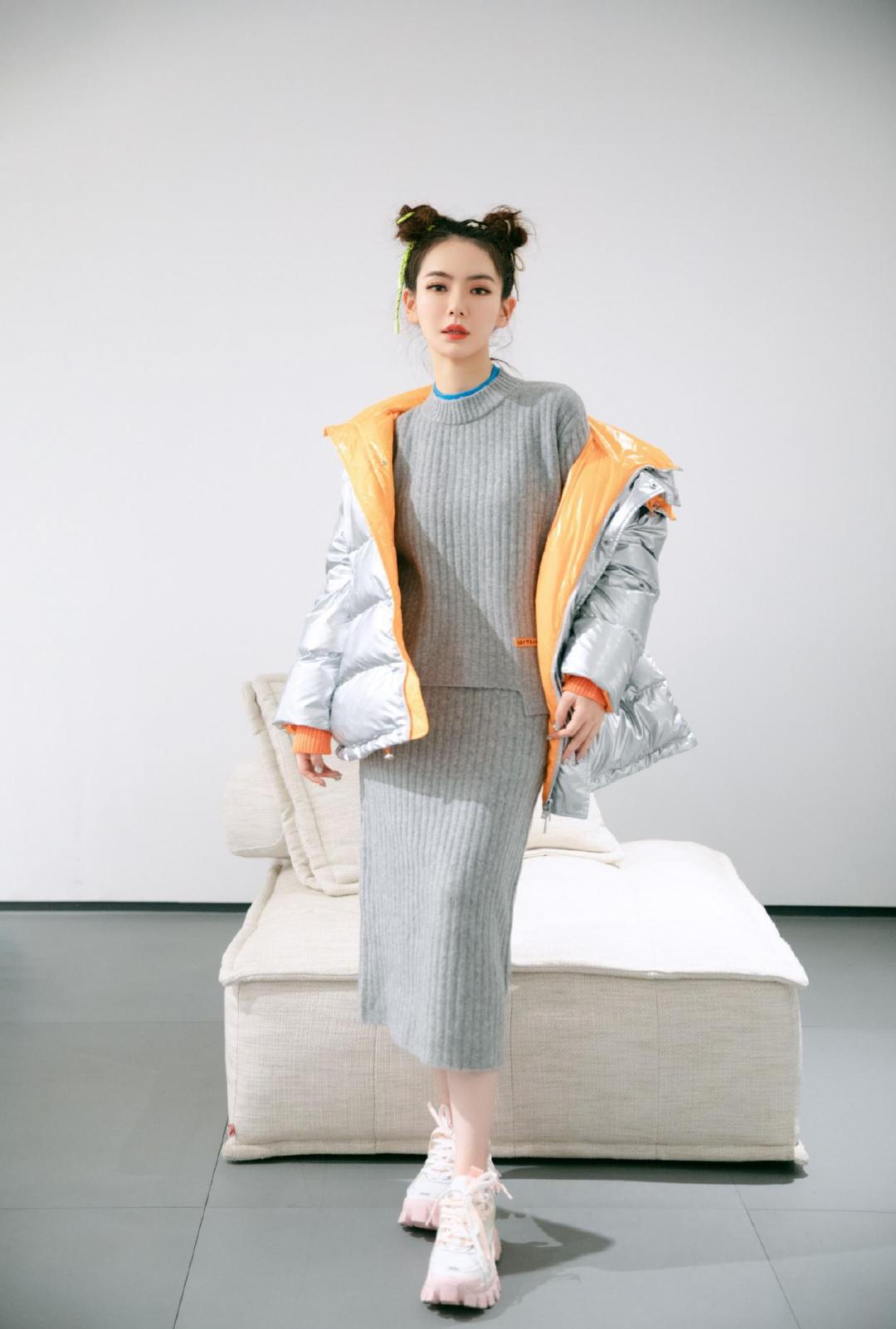 羽绒服杨幂2020同款,杨幂冬季羽绒服最新穿搭