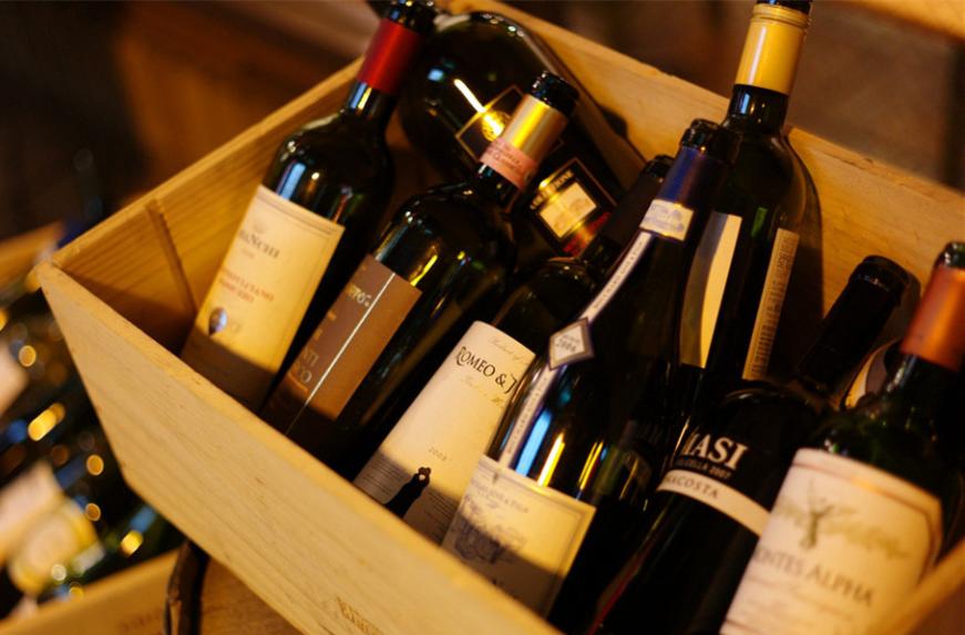 红酒底凹槽边是做什么的,红酒底座有个缺口是什么作用呢