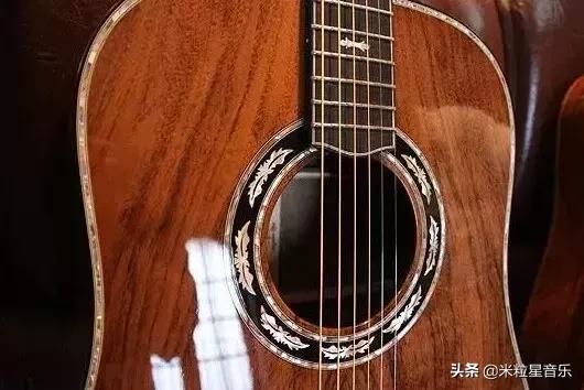 想学电吉他是不是要先学木吉他,想学电吉他必须先学会民谣吗