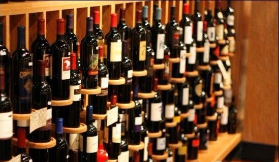 怎样从外观分辨真假进口红酒,国内罐装红酒与原装进口的区别