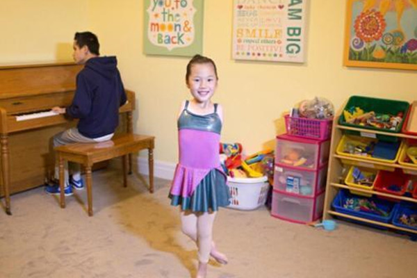 女孩刚出生时被抛弃,女孩出生没有了妈妈又被父亲抛弃