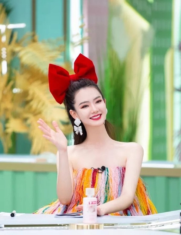 欧阳娜娜穿黑西服的模样,欧阳娜娜21岁穿的哪件衣服