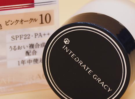 用哪种粉底液可以让肌肤变得自然光滑,同时又有素颜的质感呢?