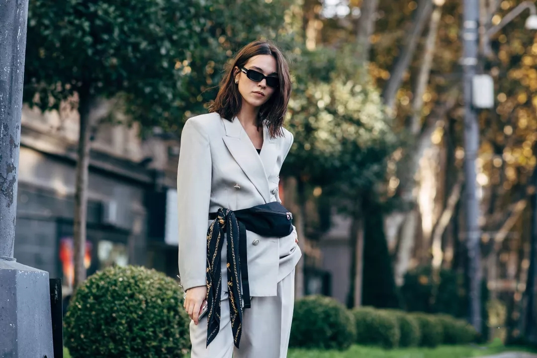 又一件“土味”单品回潮了,腰包竟成了时尚圈的新宠儿