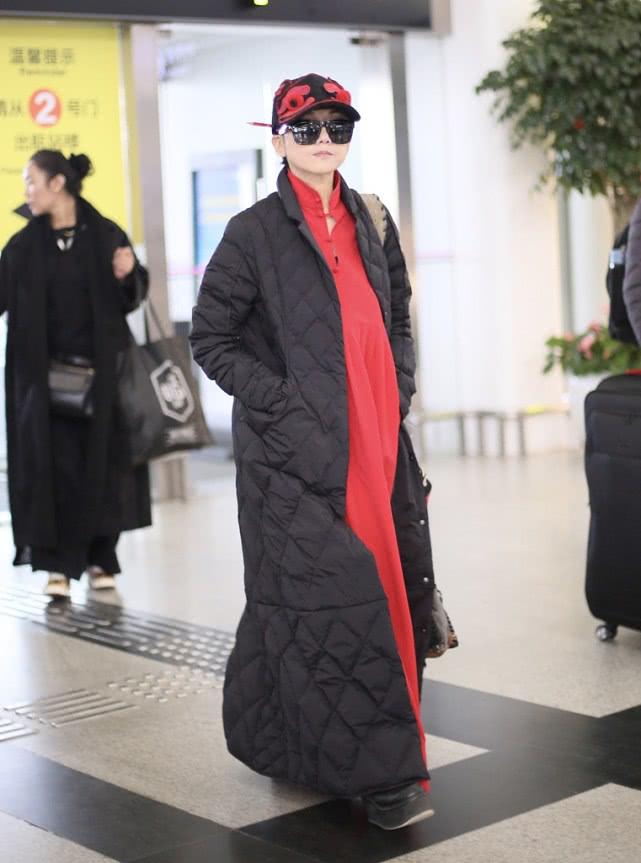 杨丽萍跳广场舞的裙子,杨丽萍穿白色长裙