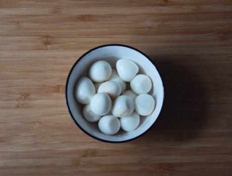 鹌鹑蛋怎么做才能好剥壳,怎样剥鹌鹑蛋又快又好