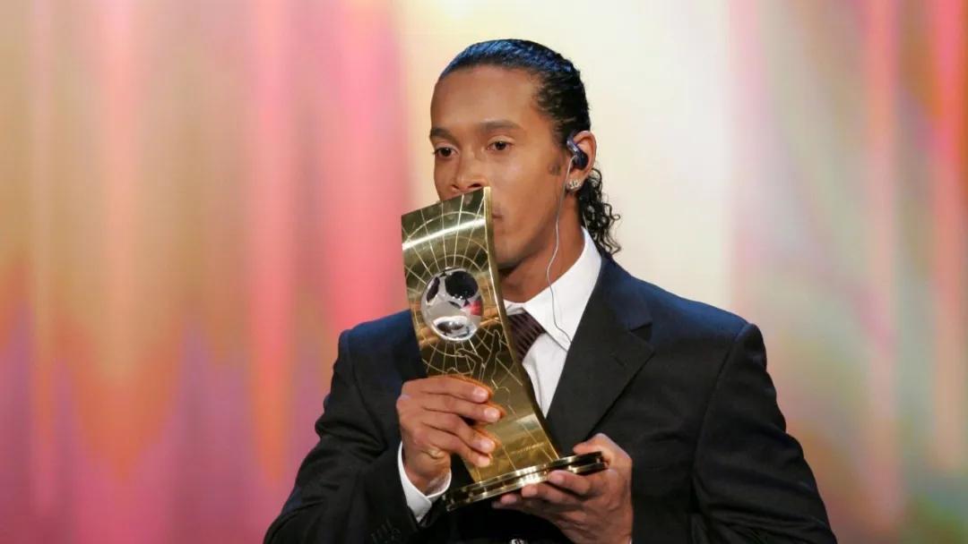 小罗在监狱踢球,小罗在监狱踢球奖品