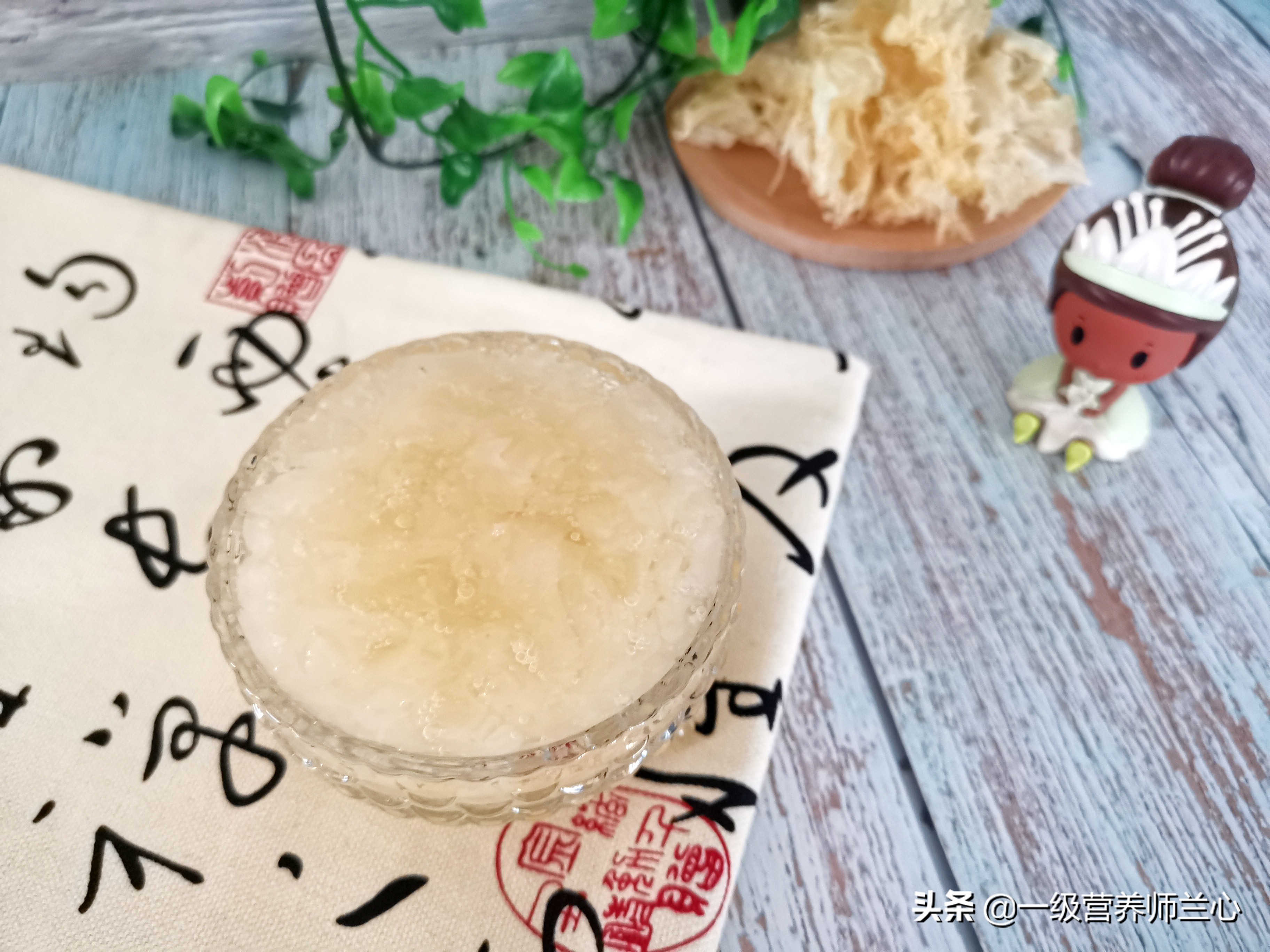 秋天吃银耳羹的好处,秋天吃银耳百合羹的好处