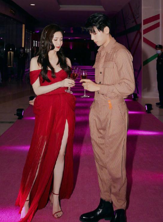 江疏影深v抹胸高开叉黑色长裙,江疏影白色抹胸高开叉礼服长裙