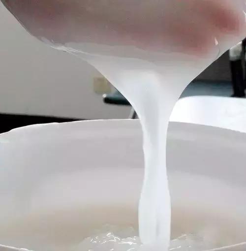 墙布透胶怎么处理,墙布透胶滴上白色涂料怎么处理