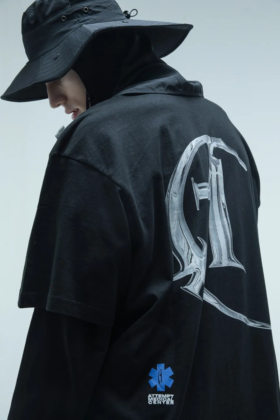 国潮在外国街头,国潮捡垃圾小孩图片