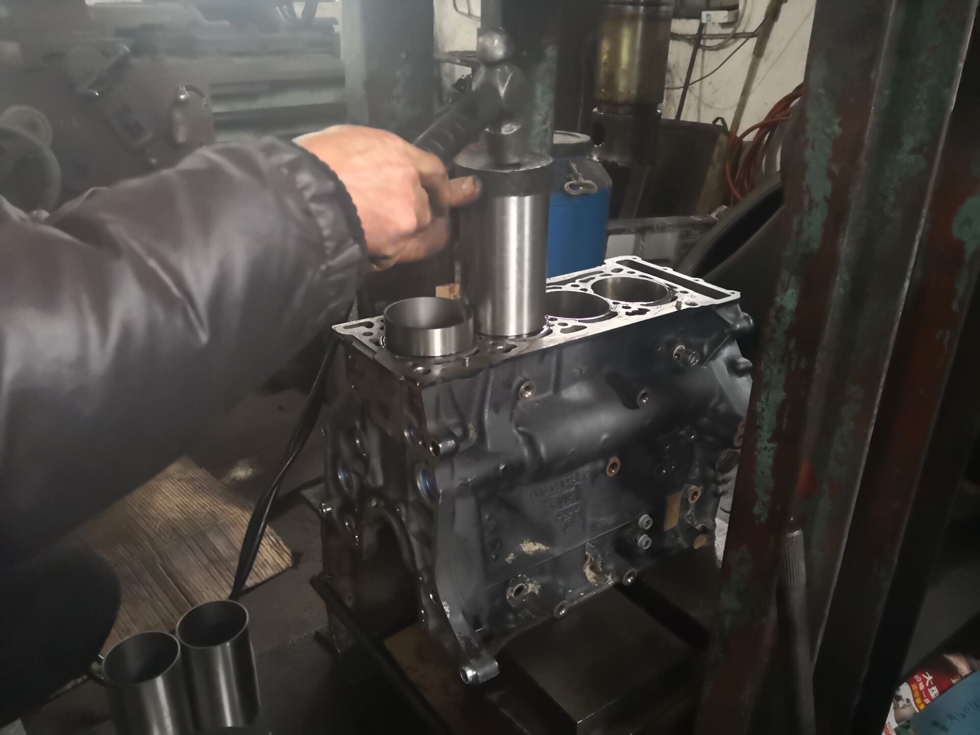 奥迪a4l严重烧机油怎么解决,奥迪a4l缸盖三通刚换过还是漏水