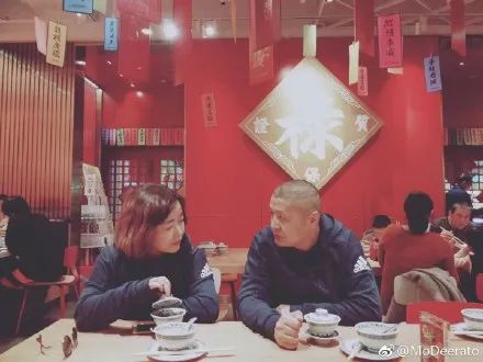 父母秀恩爱对子女的好处,父母特别秀恩爱的方式