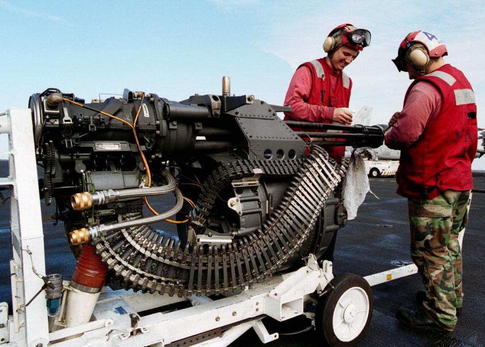 一分钟打出6000发子弹加特林机枪,终结者施瓦辛格拿加特林机枪