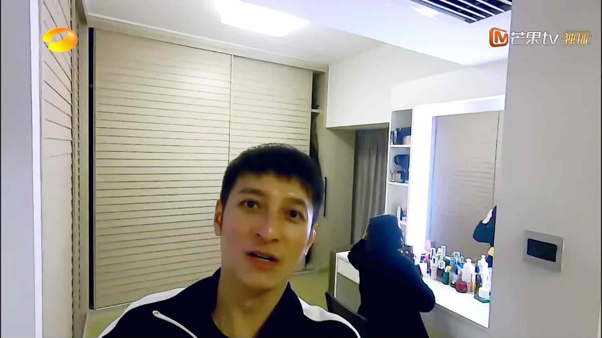 快本男主持私宅公开，嘉哥梳妆台上堆满化妆品，和何老师大有不同