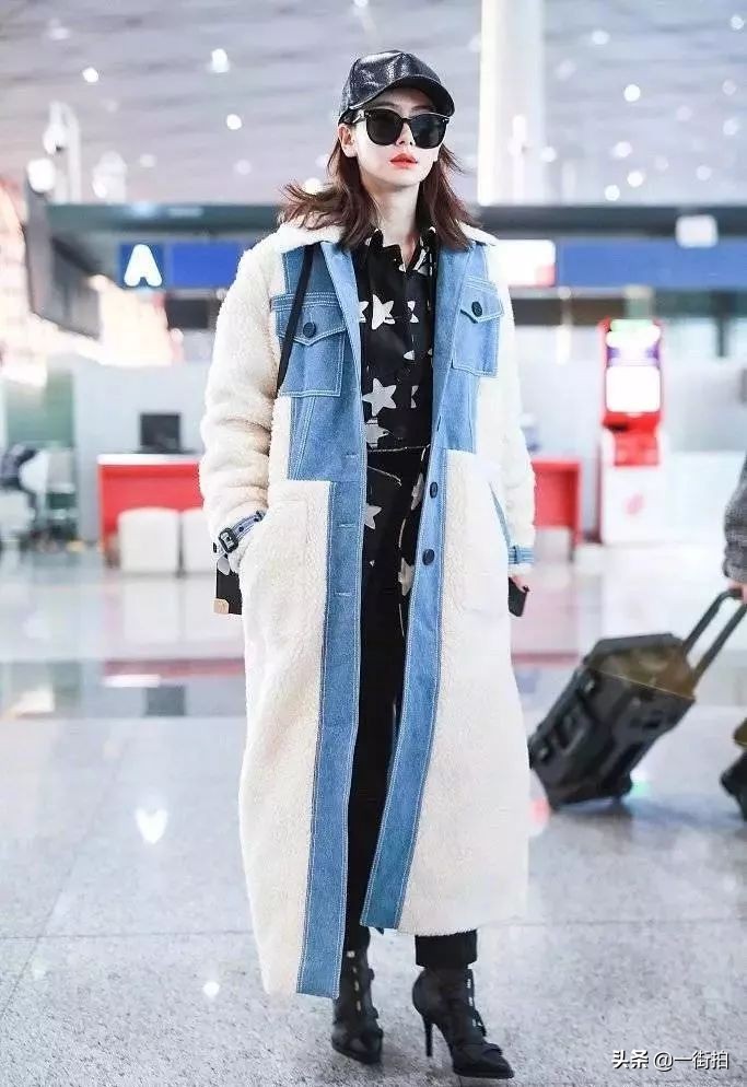 戚薇放大招了,竟穿了羽绒服和睡衣现身机场,混搭界的扛把子啊!