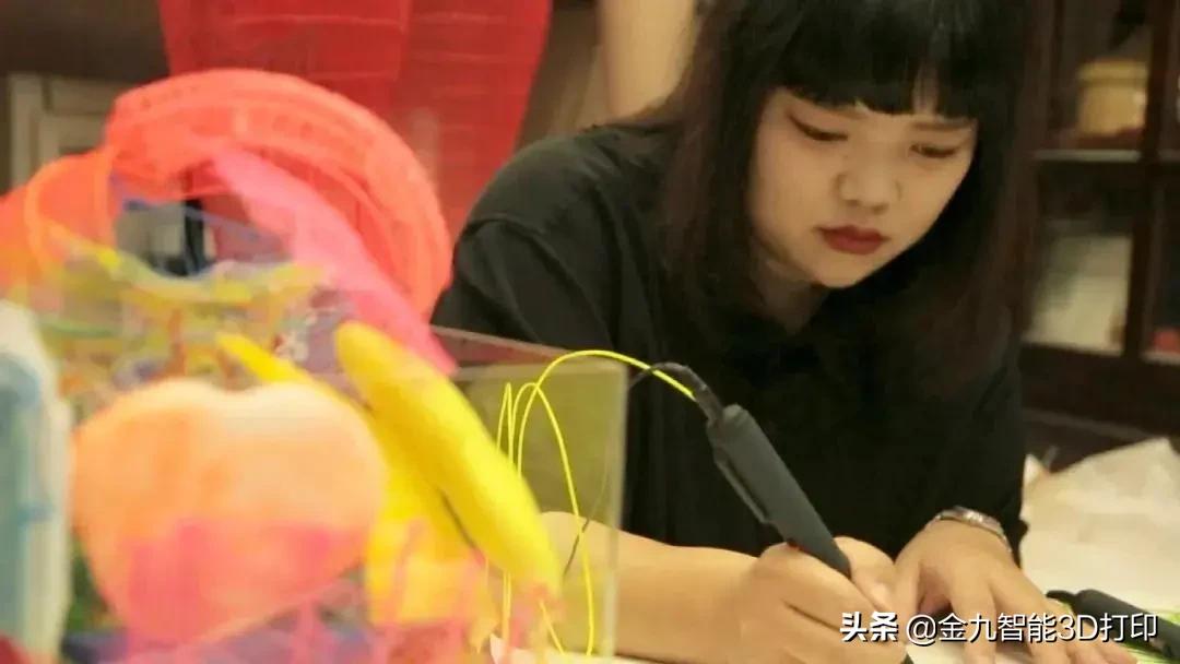 以精神分裂为灵感,用3D打印笔描绘灵魂曲线、人性色泽