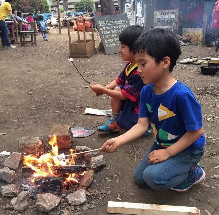 动刀抡锤，玩火涉水，这样的公园为何还能吸引那么多父母？
