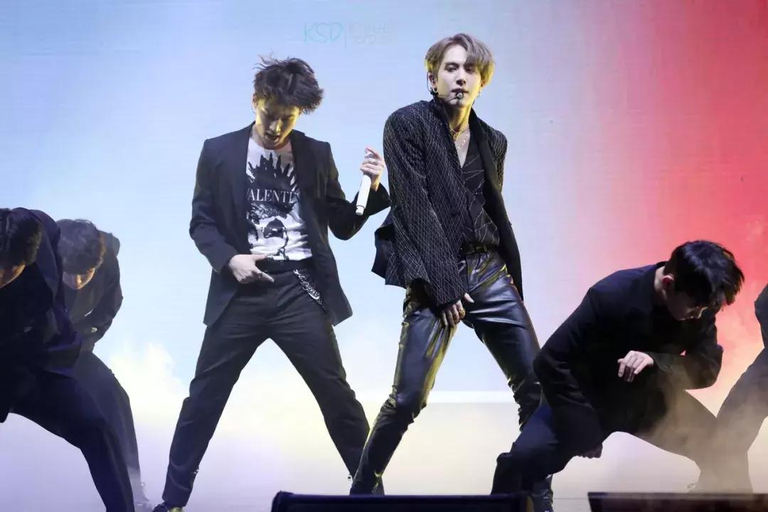 裤子裂成两半令安可舞台喊停,“强势新人”showcase突发舞台事故