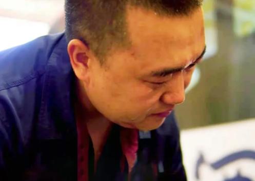 不惧考验高温天致敬列车搓澡人,不畏高温酷暑奋战一线