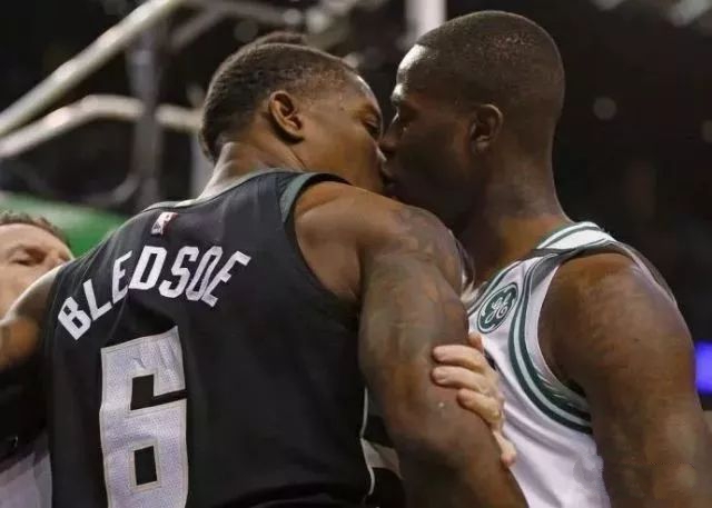 谁来管管？竟在大庭广众之下“接吻”？盘点球场上的“暧昧”瞬间