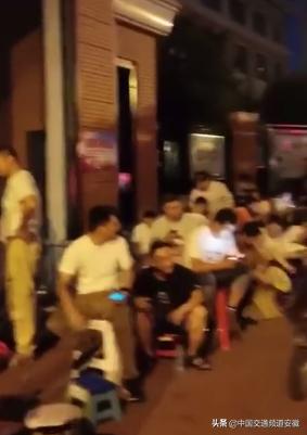 合肥小学一年级报名现场,小学生新生入学报名家长凌晨排队