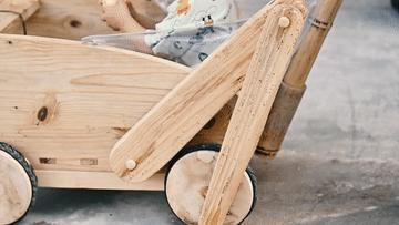 木制工艺品获央视点赞、手制包秒杀爱马仕、螳螂车羡煞万人……