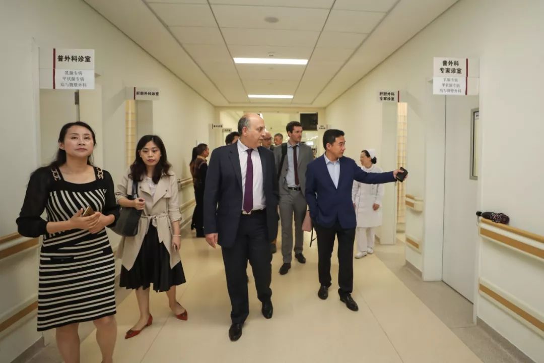 外面小作坊整容“车祸”太闹心,深圳公立医院请来英国最牛“外貌协会”