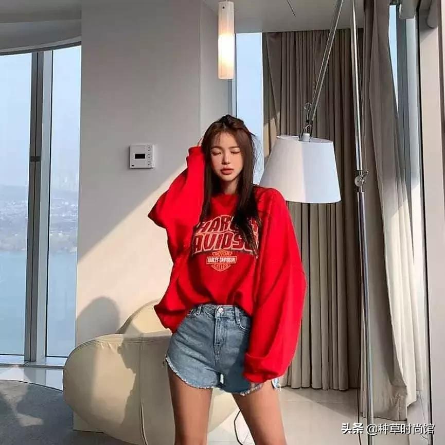 人手一件的卫衣怎么穿才时髦高级,女孩穿什么颜色卫衣洋气