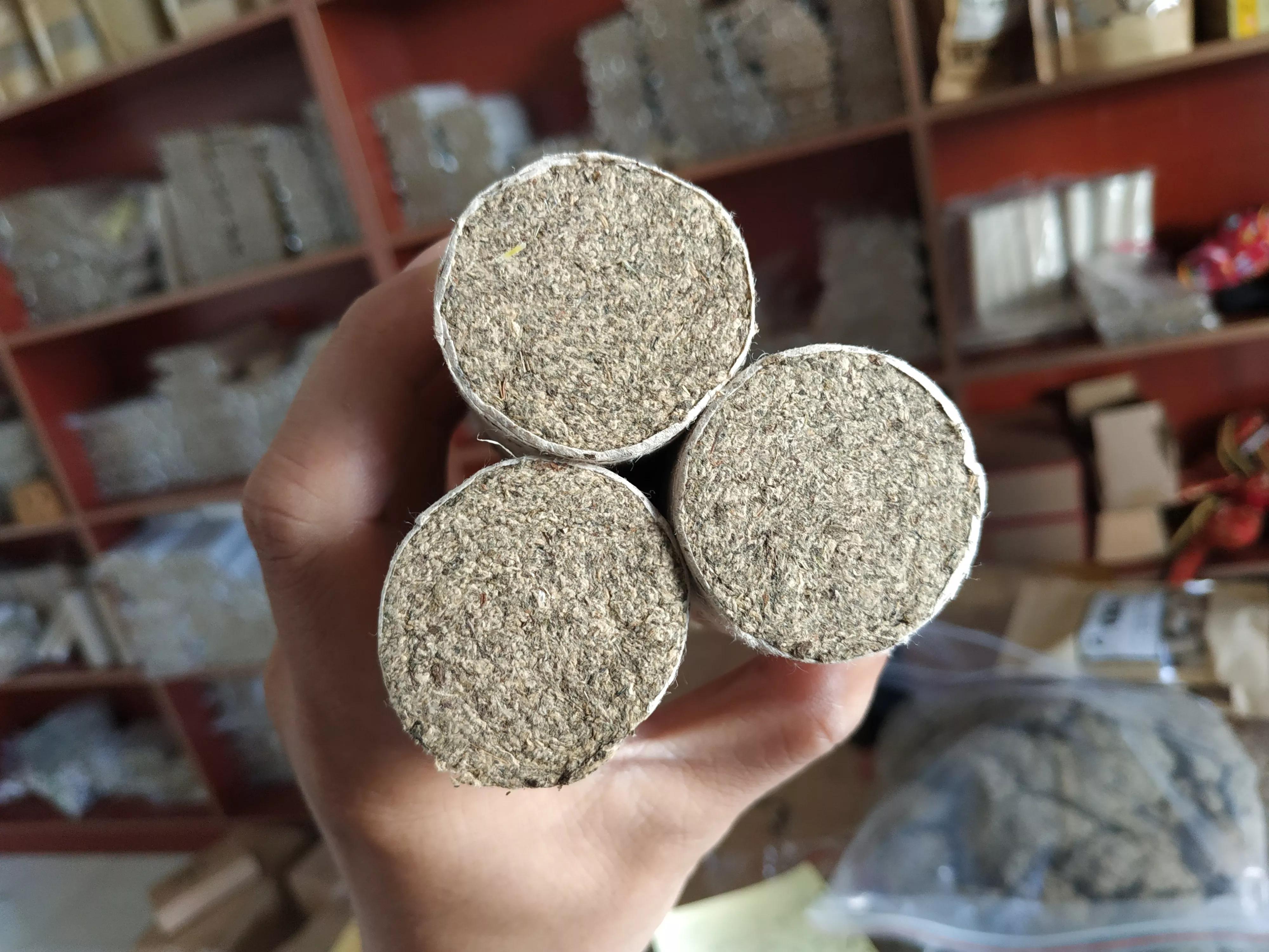 家里的艾叶真漂亮,自己做的艾条烧完是黑色