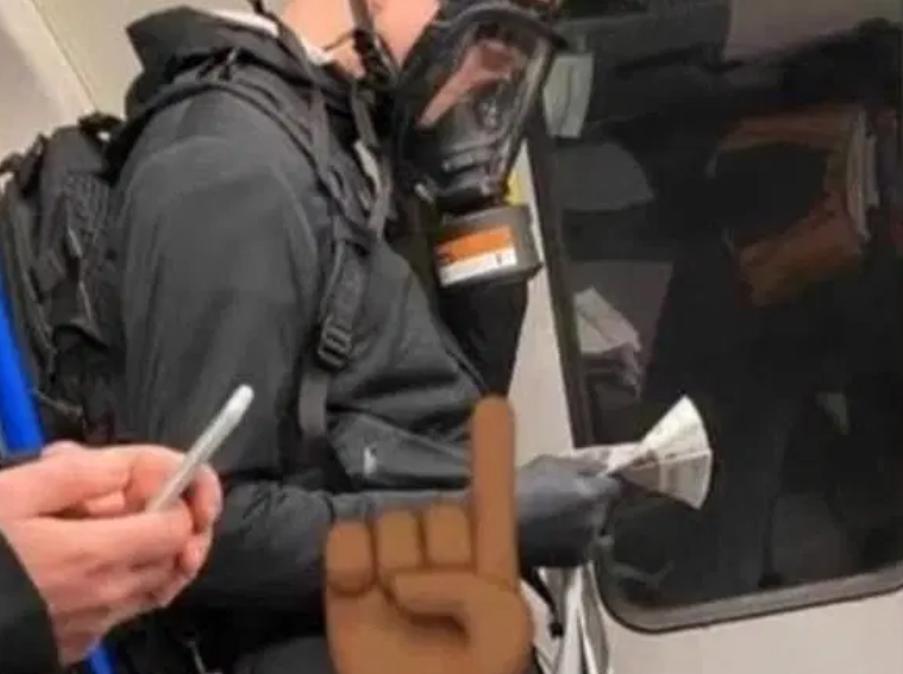 英国防护口罩头套,英国民众抗疫戴口罩