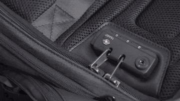 一个英国潮牌户外背包，如何做到颜值、防盗、收纳并存？