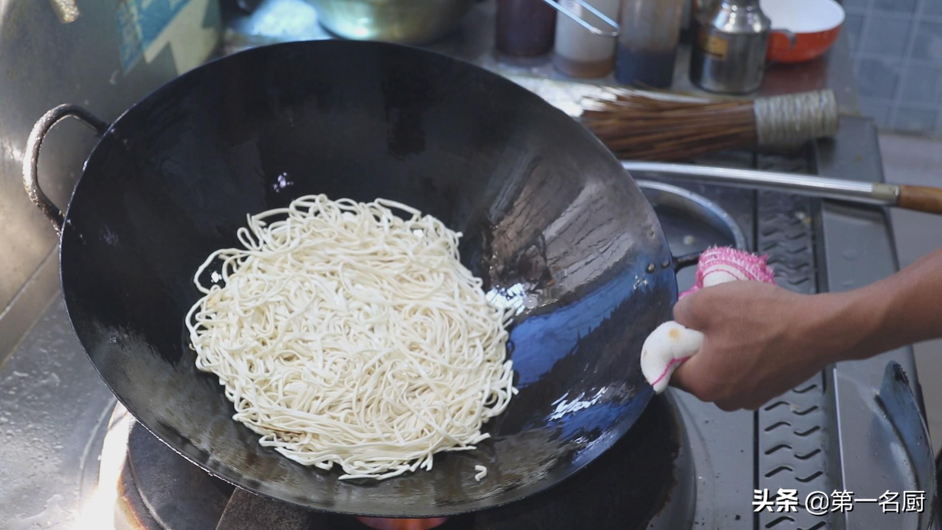 用铁锅炒的面条怎么做,生面条在锅里蒸的做法