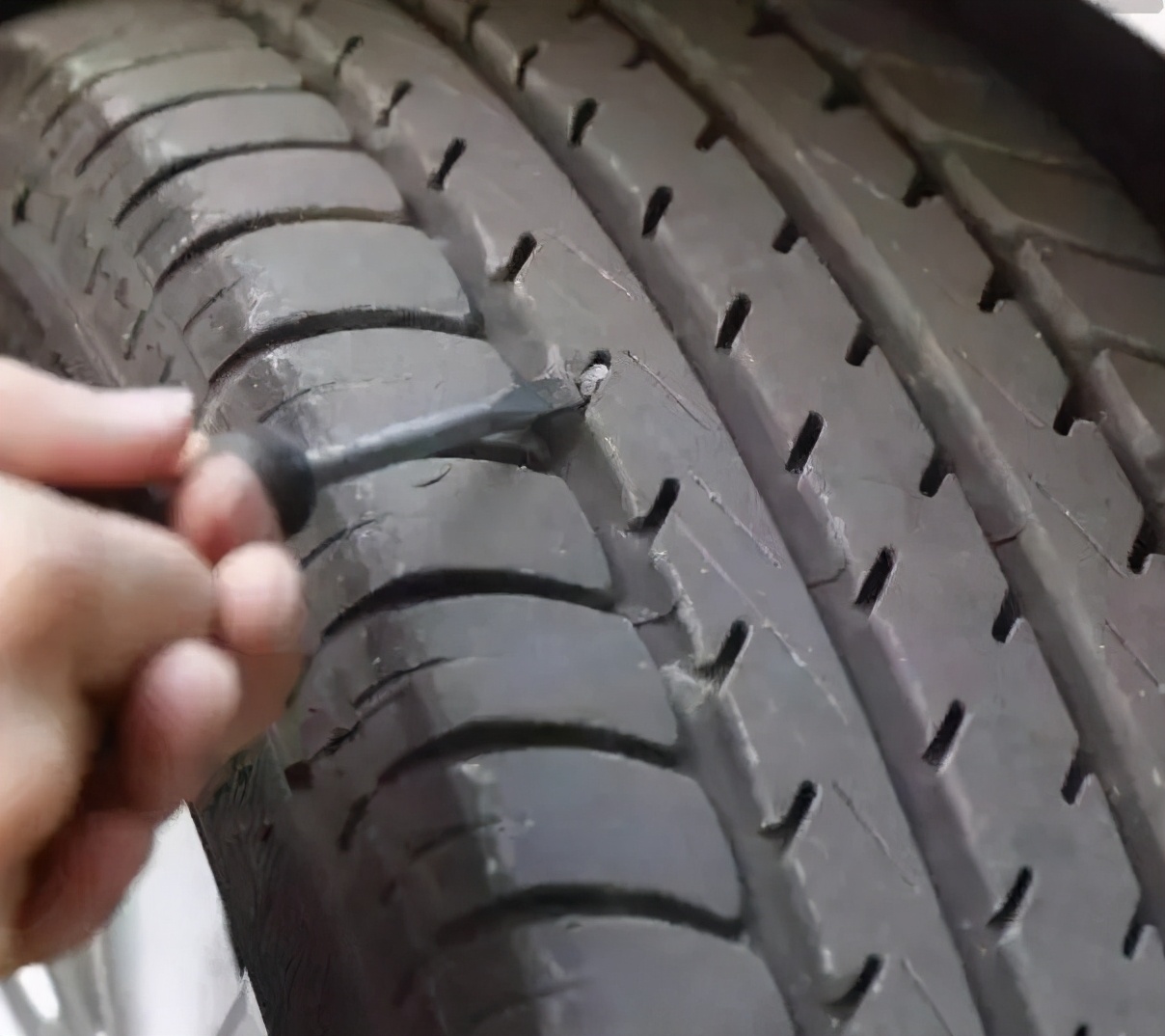 轮胎上的小石子到底该不该抠,轮胎经常卡小石子怎么办