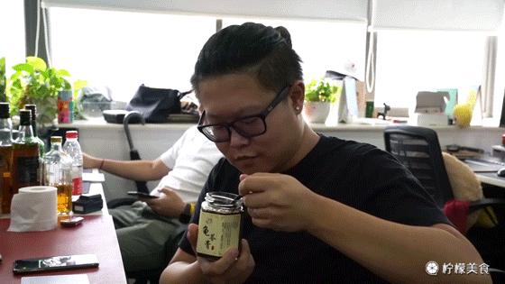 74岁的他，把一半的人生交给了这碗「黑暗甜品」