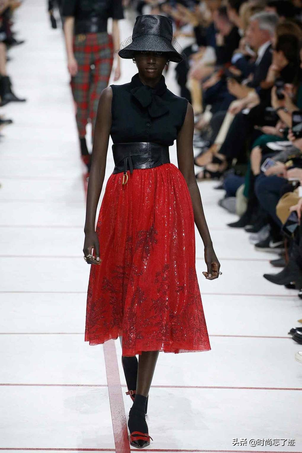 今年为什么流行红鞋,中国红鞋好看吗