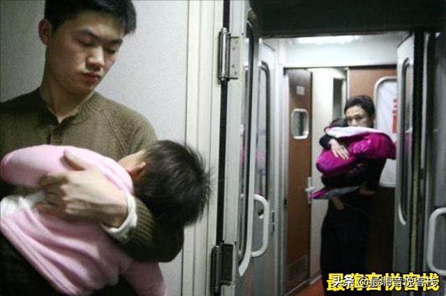 父亲的爱总是那么深沉的厚重,我们用了20多年才读懂父亲的爱