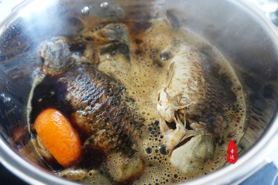 从高压锅中取出完整的酥鱼，真是不容易，它浑身酥软烂要轻拿轻放